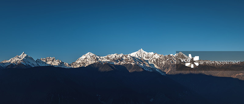 日出时分壮丽的梅里雪山图片素材