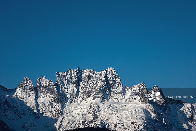 日出时分壮丽的梅里雪山图片素材