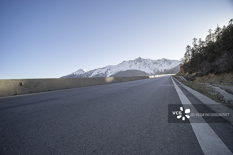 阳光下的梅里雪山高原公路图片素材