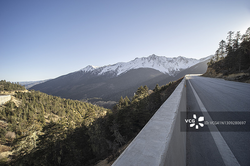 阳光下的梅里雪山高原公路图片素材