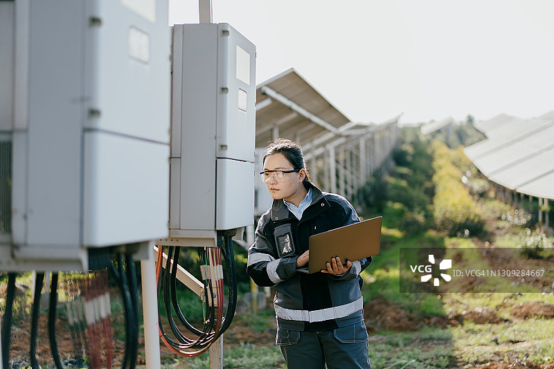 亚洲女工程师维修太阳能电站设备图片素材