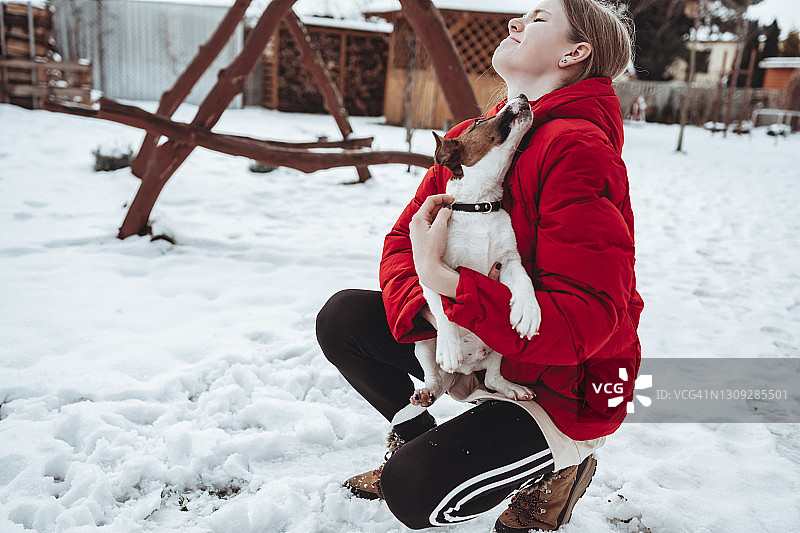 幼犬亲吻少女图片素材