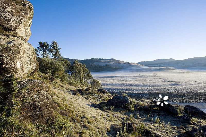巴西圣卡塔琳娜州邦雅尔丁-达塞拉的田野霜冻黎明景色图片素材