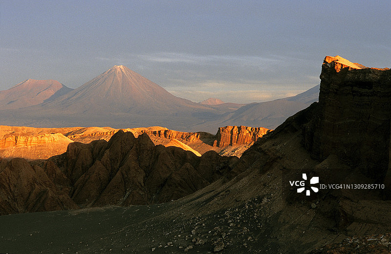 圣佩德罗·德·阿塔卡马，智利，利坎卡武尔火山和月亮谷的日落图片素材
