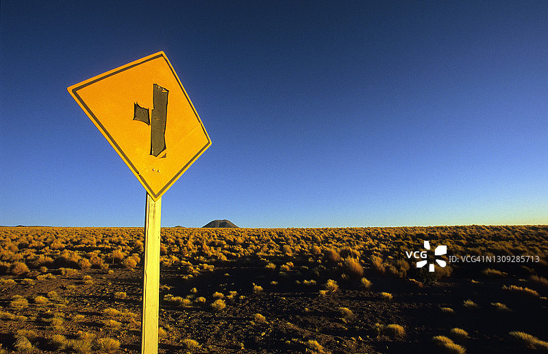 阿塔卡玛沙漠的黄色交通信号灯和利坎卡武尔火山，智利圣佩德罗图片素材