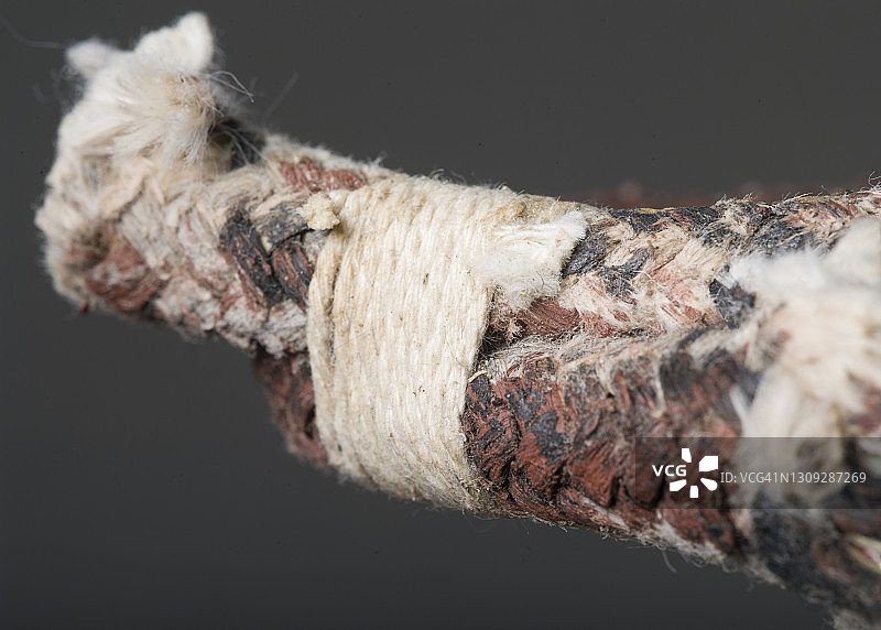 缠绕在绳子上的细绳图片素材