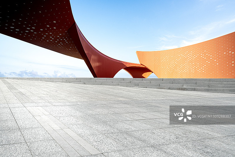现代红色抽象建筑和空旷地面图片素材