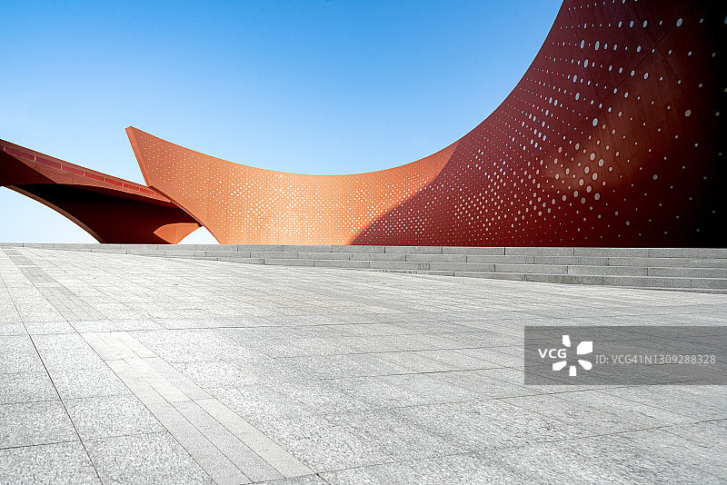 现代红色抽象建筑和空旷地面图片素材