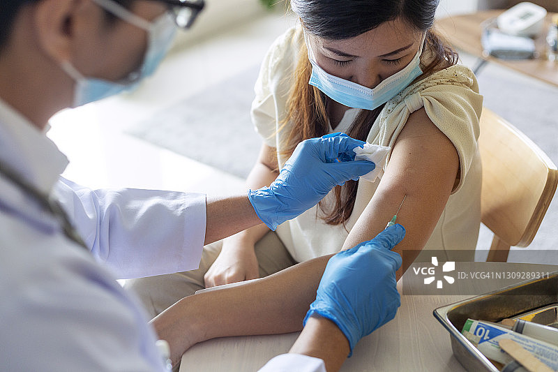 女人从医生那里接种疫苗图片素材