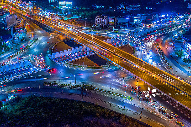 城市夜间道路环岛路口车辆灯光移动航拍图片素材