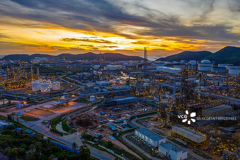 夜间炼油厂背景下的储油罐航拍图图片素材