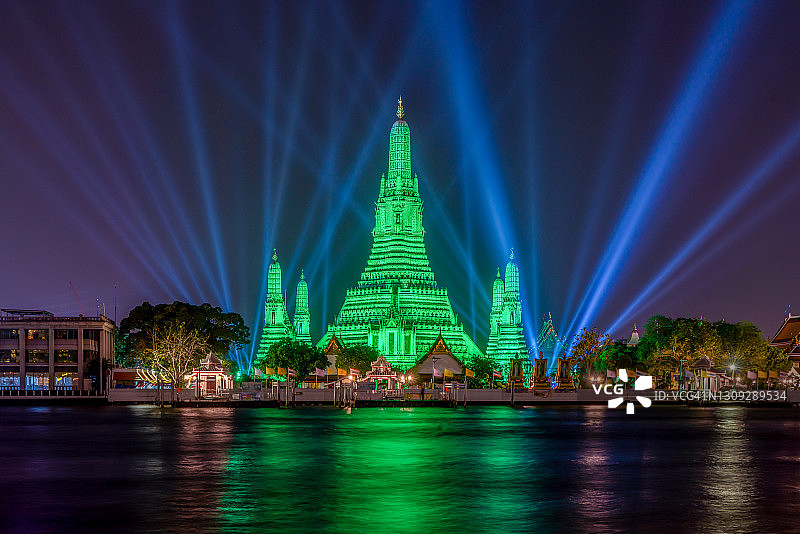 为庆祝圣帕特里克节，郑王庙亮起绿灯图片素材