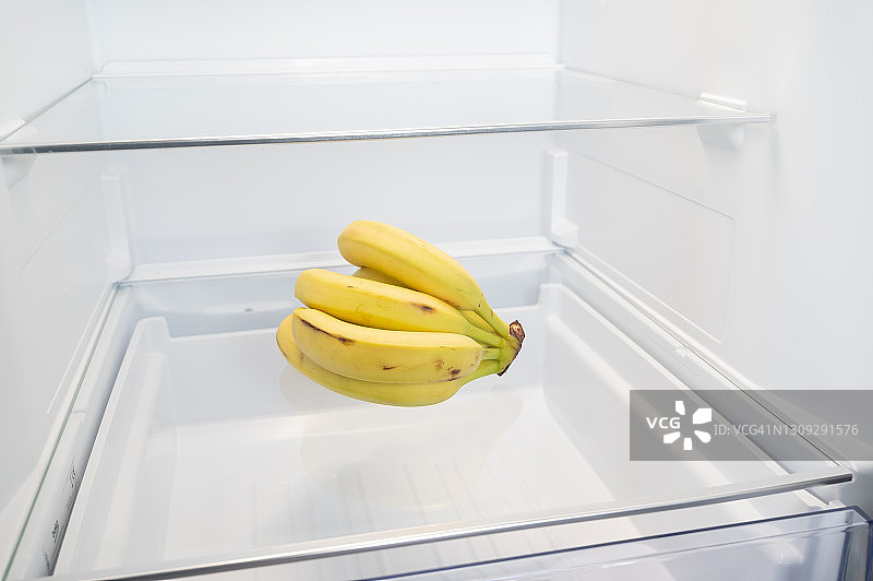 空冰箱里的一串香蕉图片素材