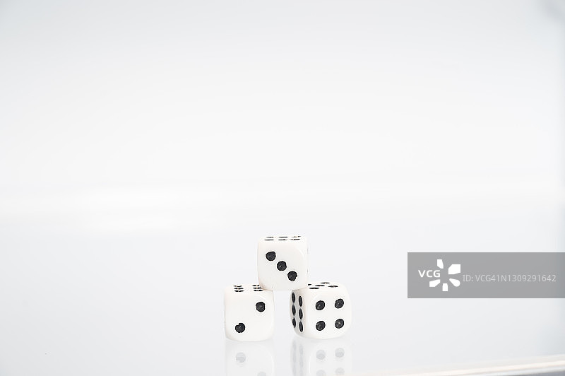 三颗骰子特写：好运的概念图片素材