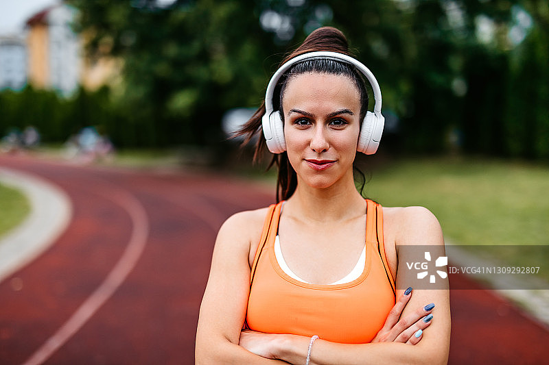 在跑道上运动的活跃女性图片素材