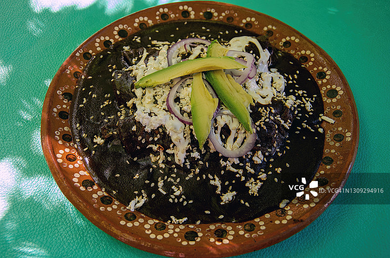 搭配芙蓉花、红薯、豆薯、鼹鼠酱、奶油、芝麻、红洋葱和鳄梨的墨西哥玉米饼卷图片素材