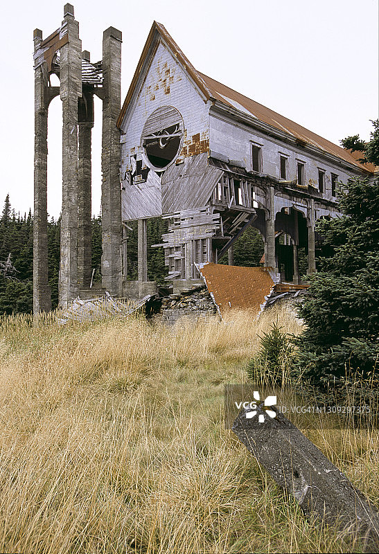 鬼镇中的古老教堂遗址图片素材