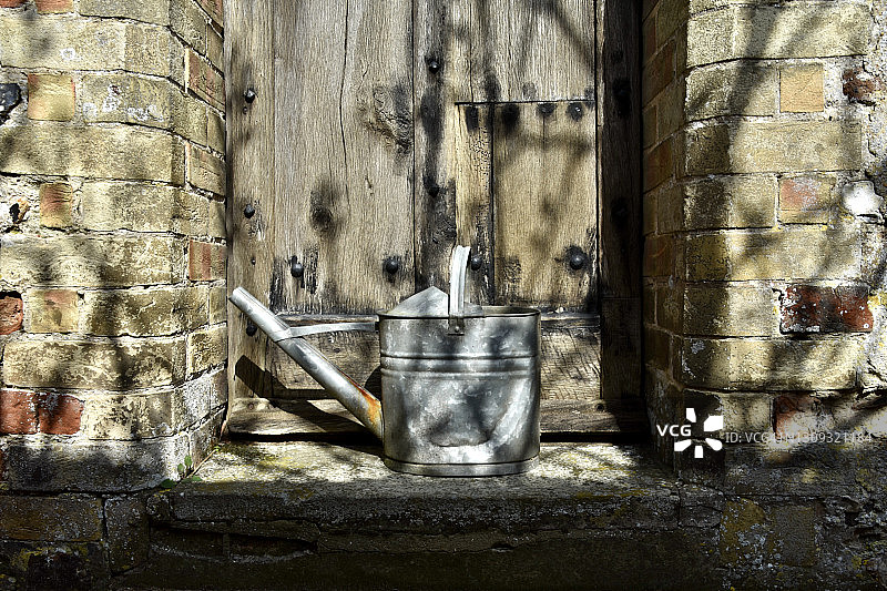 金属浇水壶图片素材