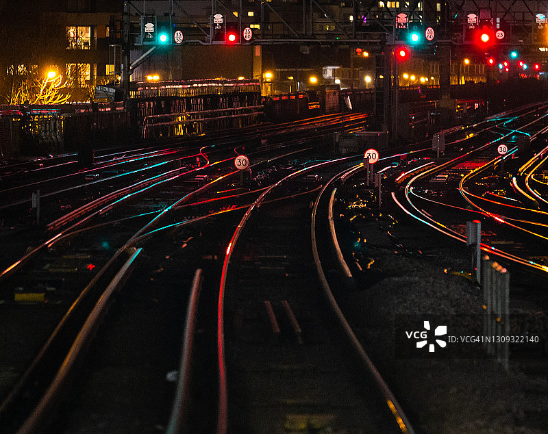 城市夜间被照亮的铁轨图片素材