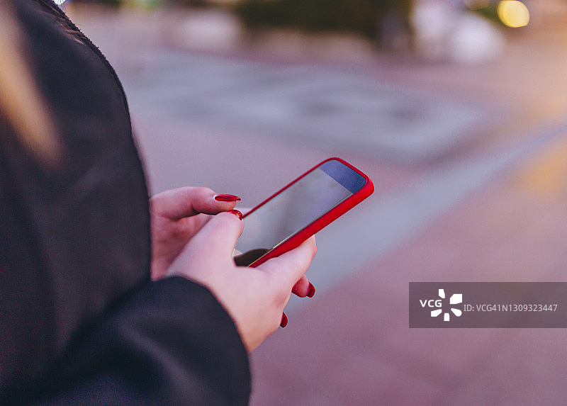 在户外使用手机的女人图片素材