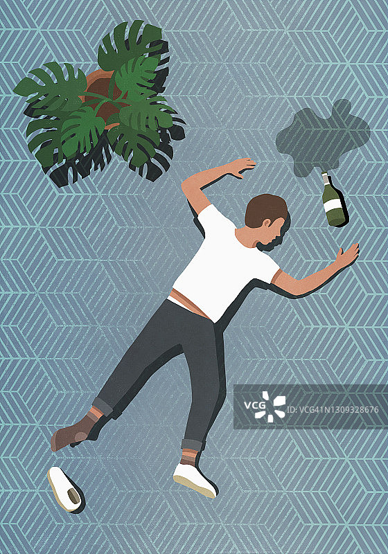 醉酒男人睡倒在地板上的酒瓶旁图片素材