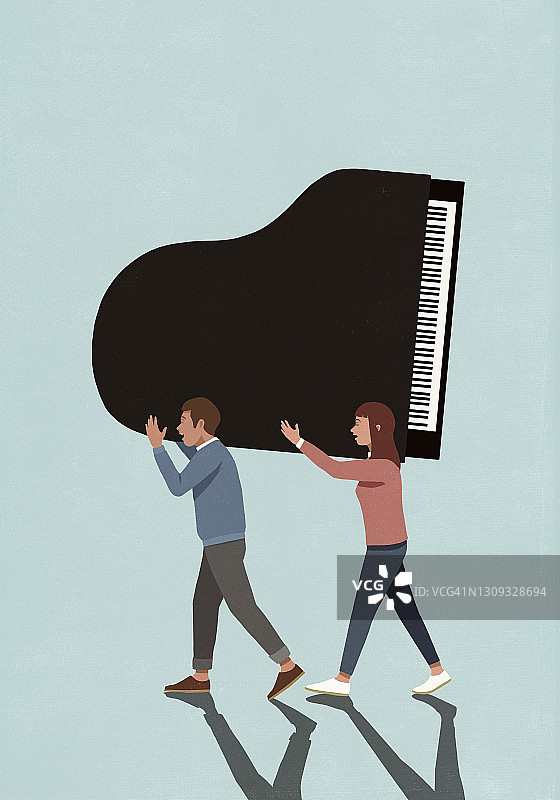 情侣搬运三角钢琴图片素材