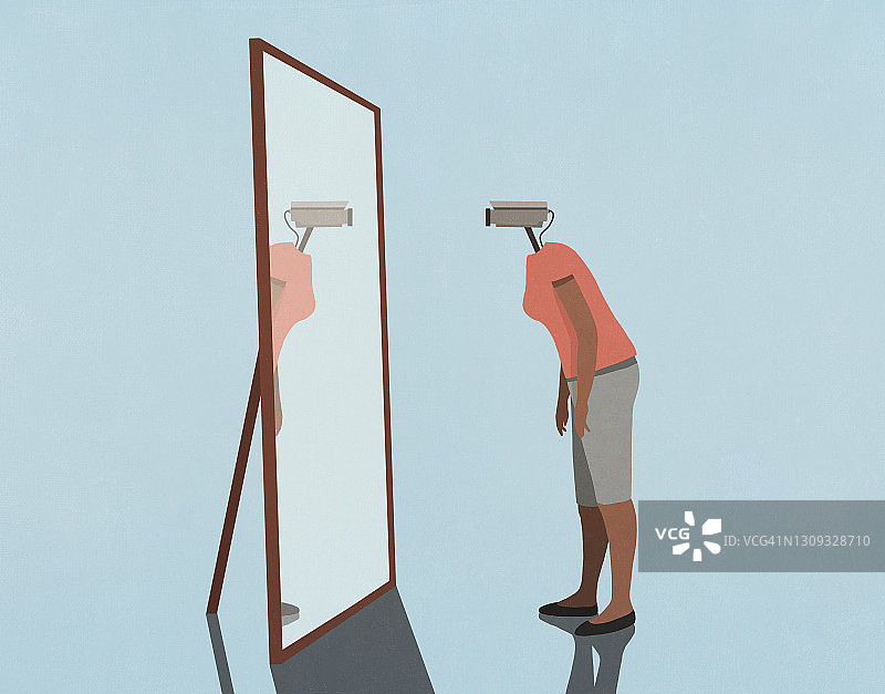 照镜子的女人，脸上带着监控摄像头图片素材