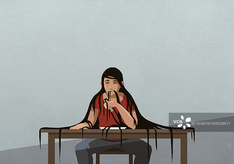 在桌旁咀嚼长发女人图片素材