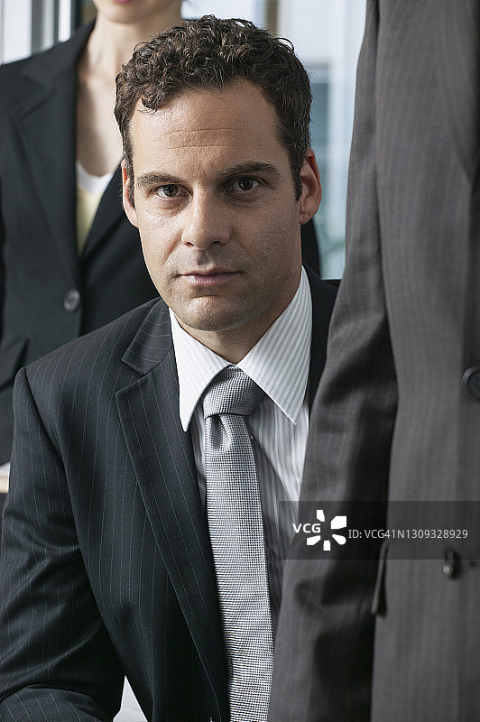 穿着西装的自信英俊男商人图片素材