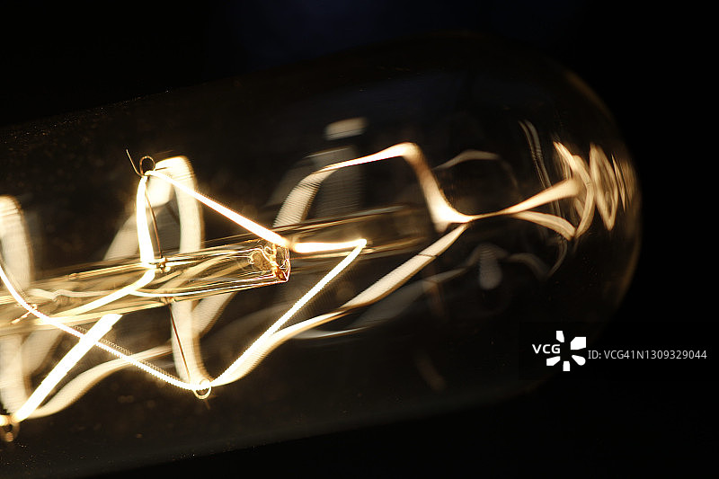 灯泡中的灯丝图片素材