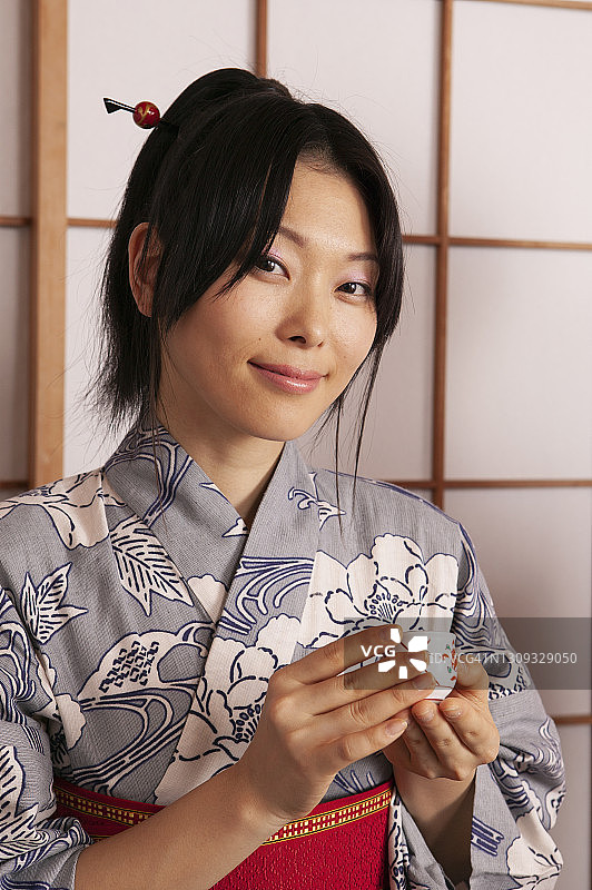 身穿和服品茶的年轻女子肖像图片素材