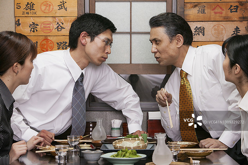 在餐厅聊天和吃午餐的商务人士图片素材
