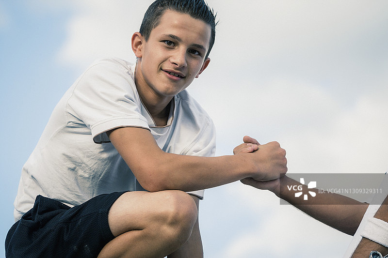 自信的少年与朋友手牵手肖像图片素材