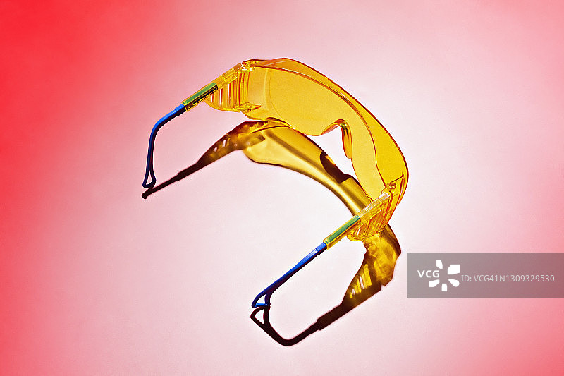 红色背景上的黄色安全护目镜图片素材