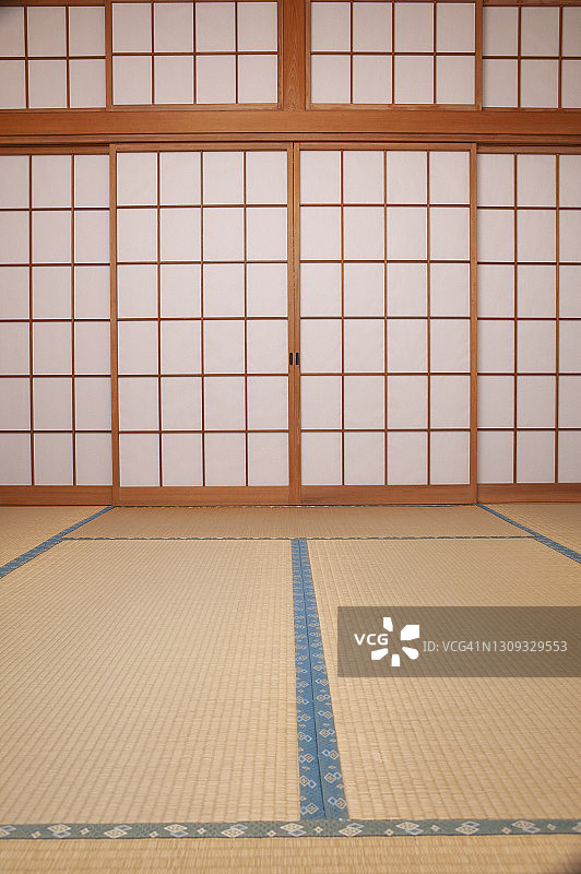 日式水疗中心的垫子和日式纸拉门图片素材
