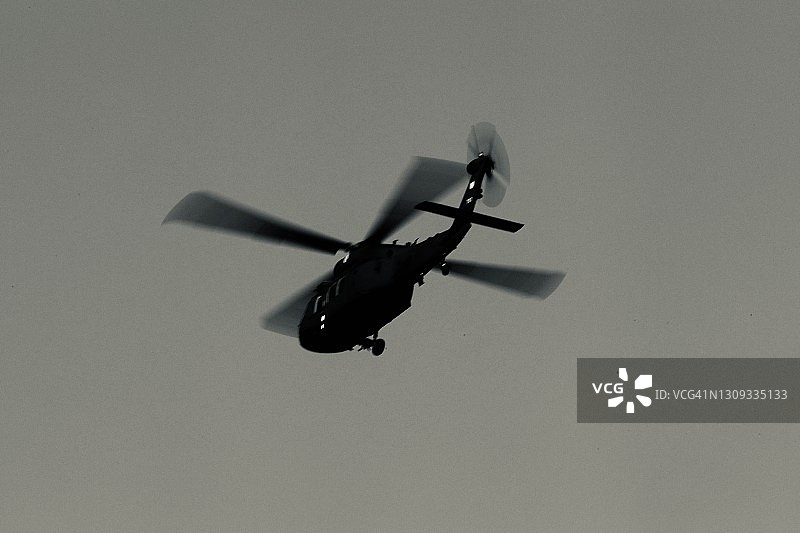 深色天空下的直升机图片素材