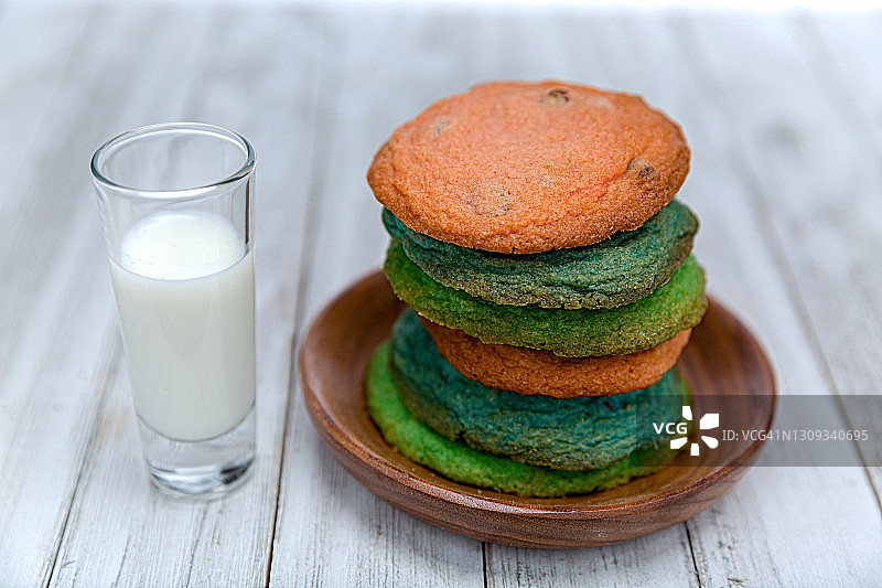 自制饼干和一杯牛奶图片素材