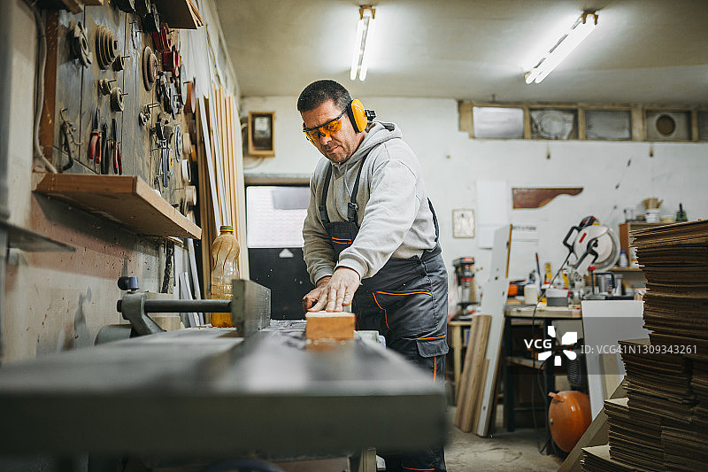 木匠切割木板图片素材