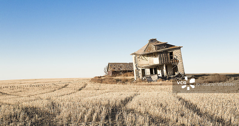 濒临倒塌的农舍图片素材