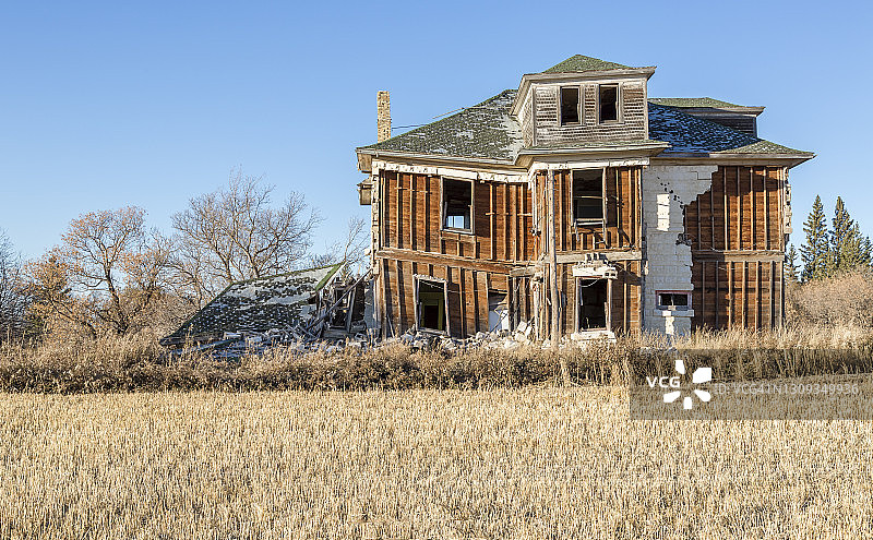 濒临倒塌的老农舍图片素材