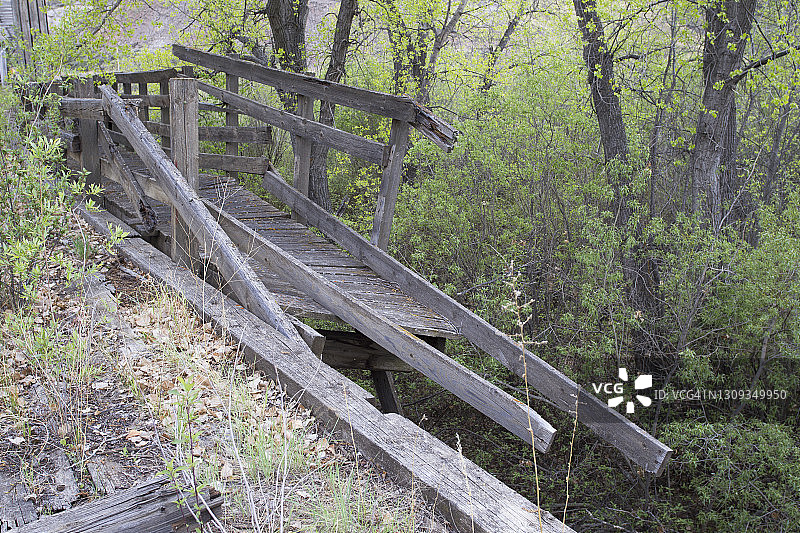 废弃矿场的腐烂木制人行桥图片素材