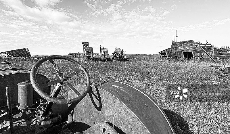 田野中废弃的古董生锈拖拉机图片素材
