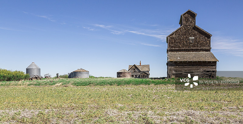 废弃的带谷物升降机的农场图片素材