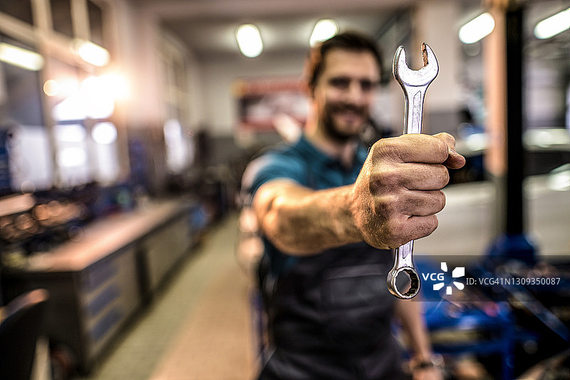 汽车修理工手持扳手图片素材