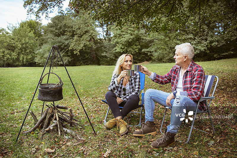 一对快乐的老年夫妇在户外露营图片素材