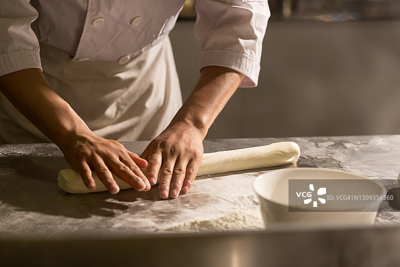 男人手揉面图片素材