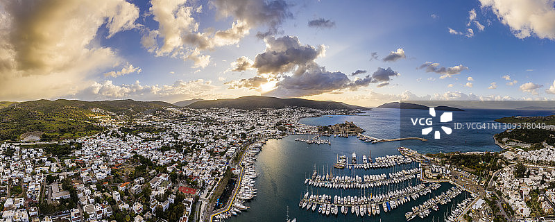 土耳其博德鲁姆日出航拍视角：圣彼得城堡（博德鲁姆城堡）和码头船只图片素材