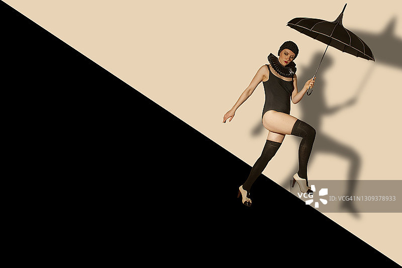 拿着亚洲伞的有魅力的女人图片素材