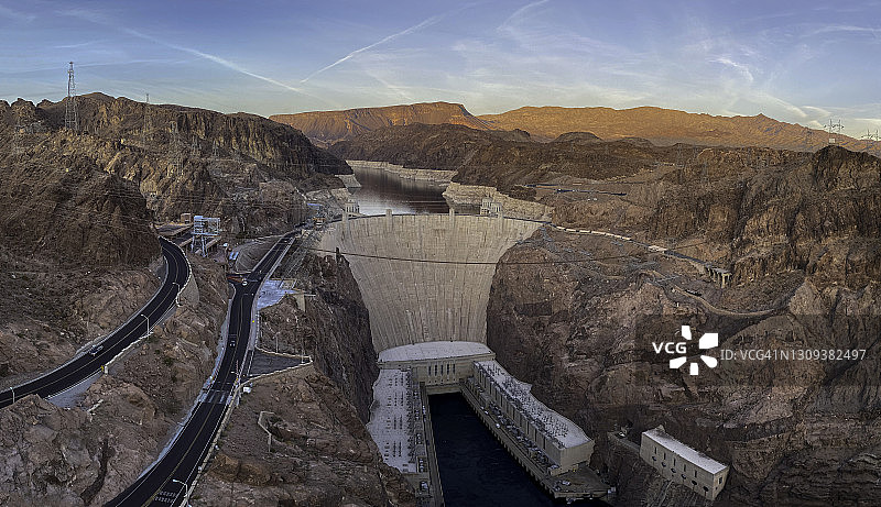 从米克·奥卡拉汉纪念桥拍摄的胡佛大坝超广角日落照图片素材