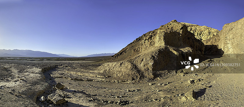 恶水路山脉背景，一辆汽车驶过图片素材
